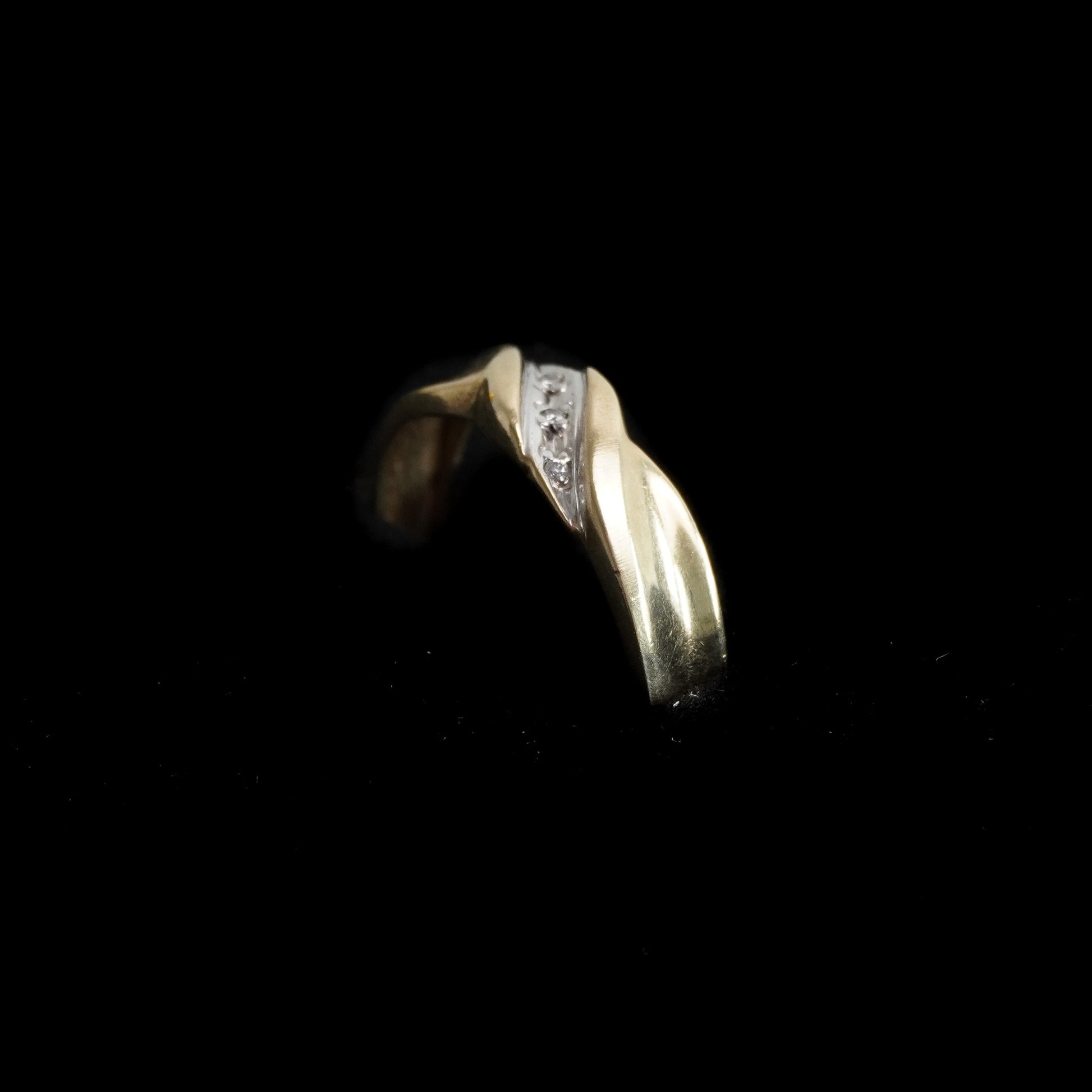 THE WILLOW TWIST | 10K Gold & Diamond Ring